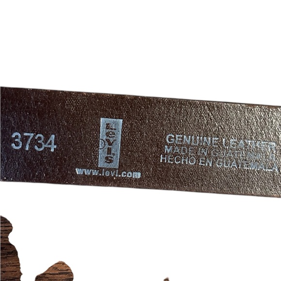 Levi's Classic Brown Leather Belt with Silver Buckle - Picture 3 of 3